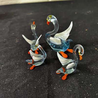 Miniature glass swans (4)