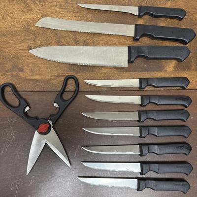 Sale Photo Thumbnail #166: Incomplete set: 7 Steak Knives, Chef Knife, Bread Knife, Boning Knife and Scissors.  All in good condition, but may need sharpening.