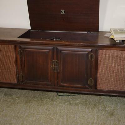 1970'S RCA STEREO CONSOLE- AM /FM RADIO AND TURN TABLE WORKING