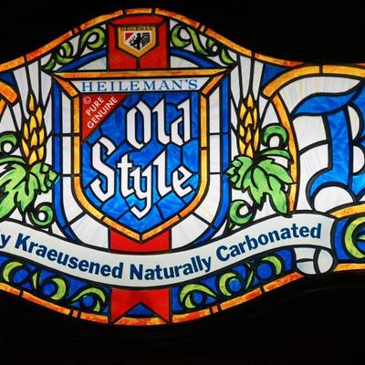 VINTAGE "OLD STYLE" LIGHTED PLASTIC BEER SIGN