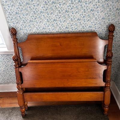 Vintage twin bed frame (Maple)