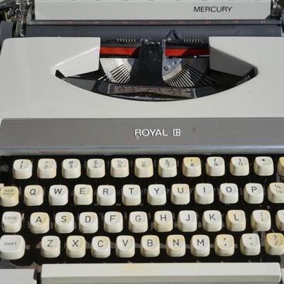 1960S ROYAL MERCURY TYPEWRITER W/ ORIGNAL CASE -VERY GOOD