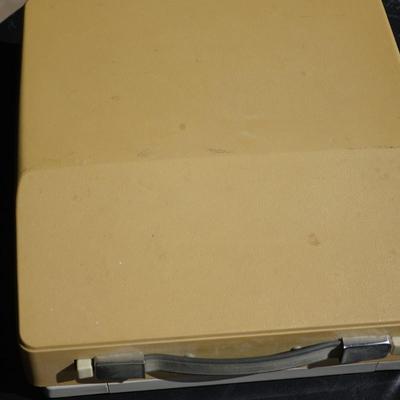 1960S ROYAL MERCURY TYPEWRITER W/ ORIGNAL CASE -VERY GOOD