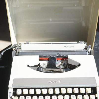 1960S ROYAL MERCURY TYPEWRITER W/ ORIGNAL CASE -VERY GOOD