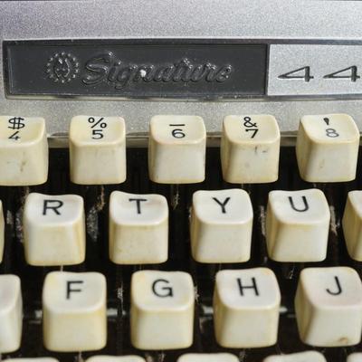 VINTAGE 1960'S SIGNATURE 440 MANUAL TYPEWRITER / W ZIPPER HARD COVER CASE