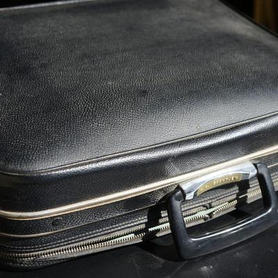 VINTAGE 1960'S SIGNATURE 440 MANUAL TYPEWRITER / W ZIPPER HARD COVER CASE