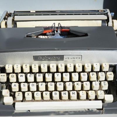 VINTAGE 1960'S SIGNATURE 440 MANUAL TYPEWRITER / W ZIPPER HARD COVER CASE