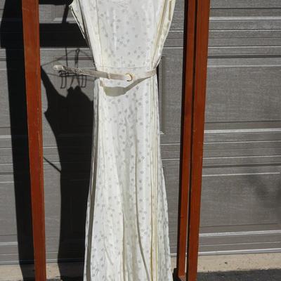 CLASSIC FORMAL VINTAGE DRESS IN IVORY COLOR SATIN FABRIC