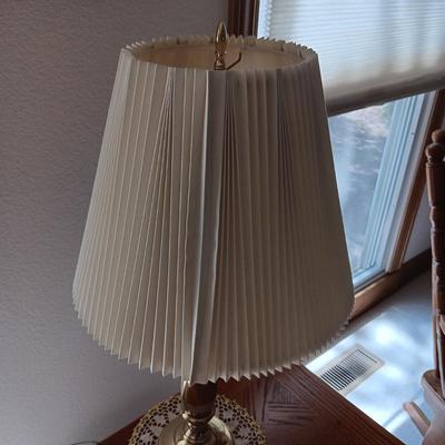 2 TIER WOODEN END TABLE, BRASS BASE LAMP AND A SET OF COASTERS