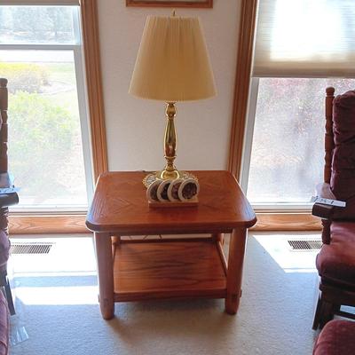 2 TIER WOODEN END TABLE, BRASS BASE LAMP AND A SET OF COASTERS