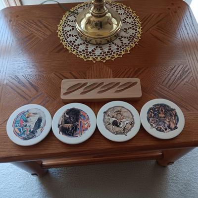 2 TIER WOODEN END TABLE, BRASS BASE LAMP AND A SET OF COASTERS