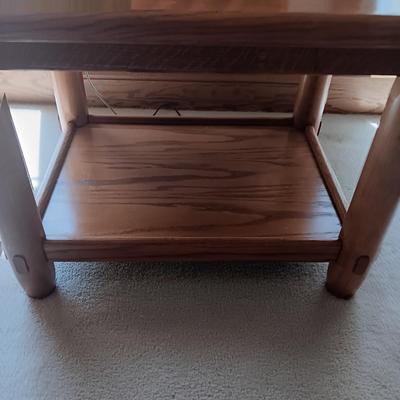 2 TIER WOODEN END TABLE, BRASS BASE LAMP AND A SET OF COASTERS