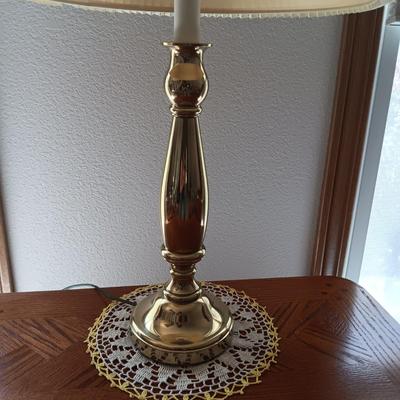 2 TIER WOODEN END TABLE, BRASS BASE LAMP AND A SET OF COASTERS