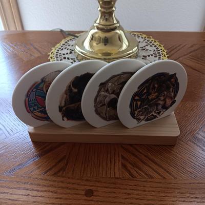 2 TIER WOODEN END TABLE, BRASS BASE LAMP AND A SET OF COASTERS