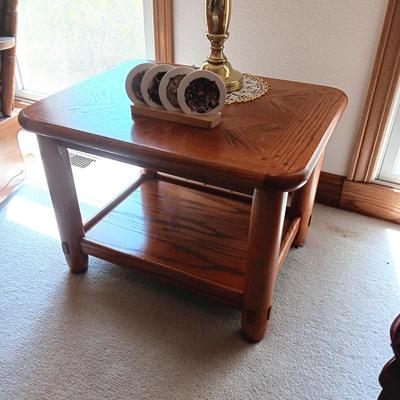 2 TIER WOODEN END TABLE, BRASS BASE LAMP AND A SET OF COASTERS