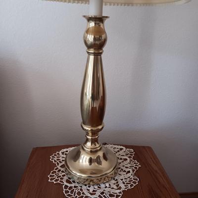 END TABLE WITH A CABINET, BRASS BASE LAMP AND A SET OF COASTERS