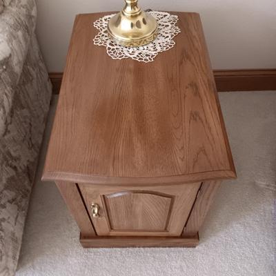 END TABLE WITH A CABINET, BRASS BASE LAMP AND A SET OF COASTERS