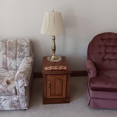 END TABLE WITH A CABINET, BRASS BASE LAMP AND A SET OF COASTERS
