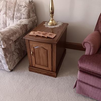 END TABLE WITH A CABINET, BRASS BASE LAMP AND A SET OF COASTERS