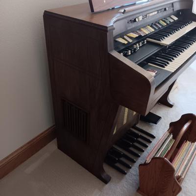 HAMMOND ORGAN WITH ALL THE BELLS AND WHISTLES, PIANO LIGHT AND A BENCH PLUS A LOT OF SHEET MUSIC
