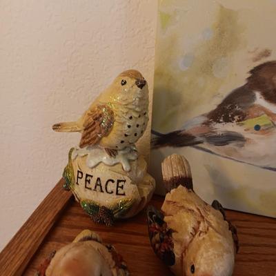BIRD PICTURE ON CANVAS, WESTMORELAND GLASS BIRD AND SEVERAL OTHER BIRDS
