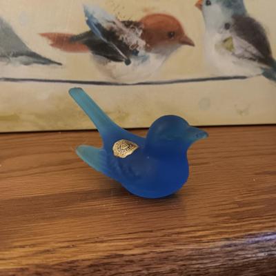 BIRD PICTURE ON CANVAS, WESTMORELAND GLASS BIRD AND SEVERAL OTHER BIRDS