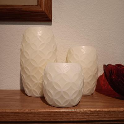 RED GLASS SERVING BOWL AND 4 FLAMELESS CANDLES