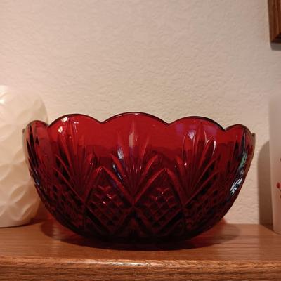 RED GLASS SERVING BOWL AND 4 FLAMELESS CANDLES
