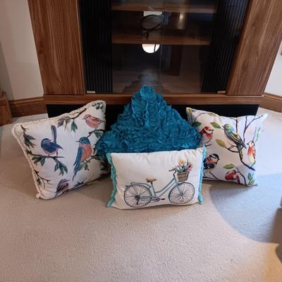 4 THROW PILLOWS