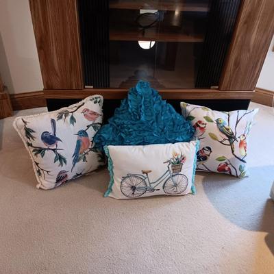 4 THROW PILLOWS