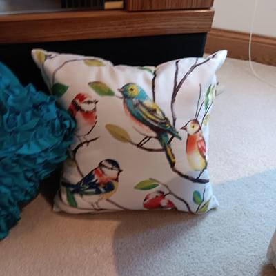 4 THROW PILLOWS