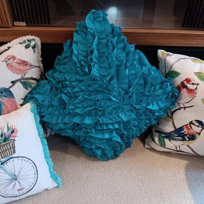 4 THROW PILLOWS