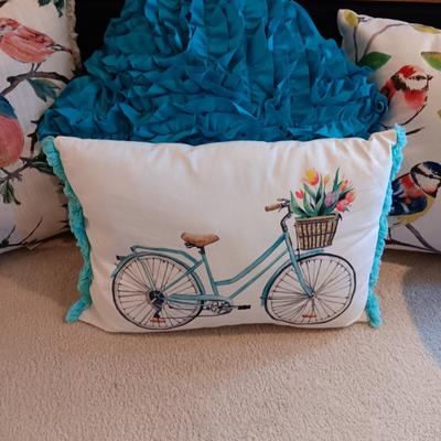 4 THROW PILLOWS