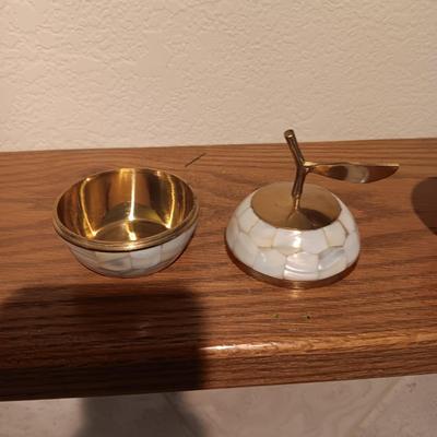 2 GLASS APPLE PAPERWEIGHTS AND A BRASS TRINKET BOX