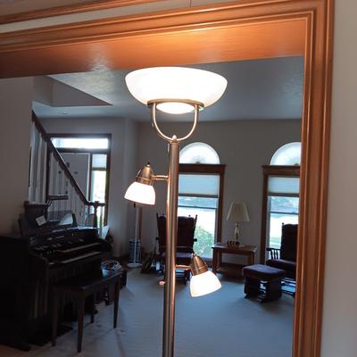 CHROME FLOOR LAMP WITH DIMMER LIGHT AND 2 INDIVIDUAL LIGHTS THAT ARE ADJUSTABLE