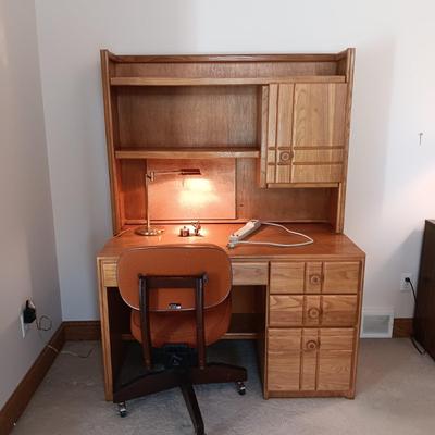 SOLID WOOD DESK WITH A HUTCH, DESK LAMP, VINTAGE LETTER POSTAGE SCALE, MID-CENTURY DESK CHAIR AND A SURGE BOX