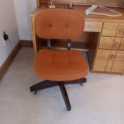SOLID WOOD DESK WITH A HUTCH, DESK LAMP, VINTAGE LETTER POSTAGE SCALE, MID-CENTURY DESK CHAIR AND A SURGE BOX