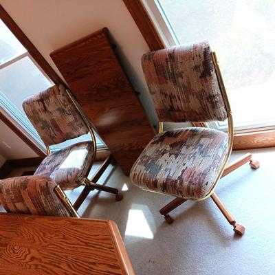 FORMICA TOP TABLE WITH 1 LEAF AND 6 CHAIRS ON CASTERS