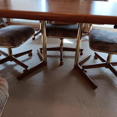FORMICA TOP TABLE WITH 1 LEAF AND 6 CHAIRS ON CASTERS