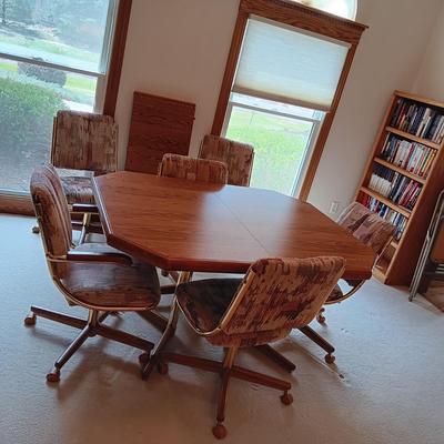 FORMICA TOP TABLE WITH 1 LEAF AND 6 CHAIRS ON CASTERS