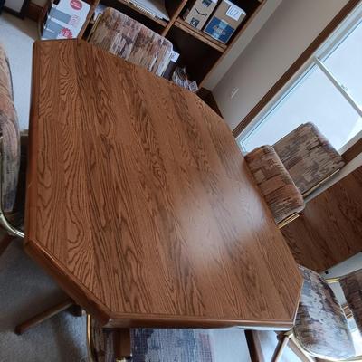 FORMICA TOP TABLE WITH 1 LEAF AND 6 CHAIRS ON CASTERS