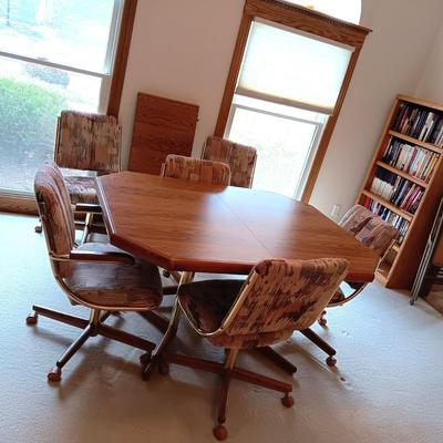 FORMICA TOP TABLE WITH 1 LEAF AND 6 CHAIRS ON CASTERS