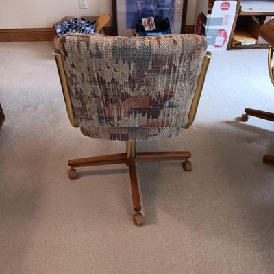 FORMICA TOP TABLE WITH 1 LEAF AND 6 CHAIRS ON CASTERS