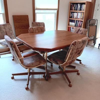 FORMICA TOP TABLE WITH 1 LEAF AND 6 CHAIRS ON CASTERS