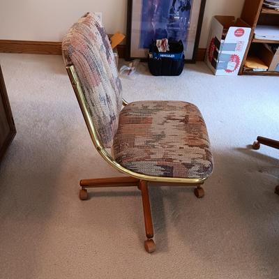 FORMICA TOP TABLE WITH 1 LEAF AND 6 CHAIRS ON CASTERS