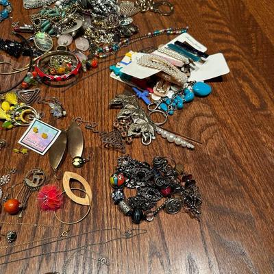 COSTUME JEWELRY LOT
