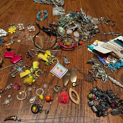 COSTUME JEWELRY LOT
