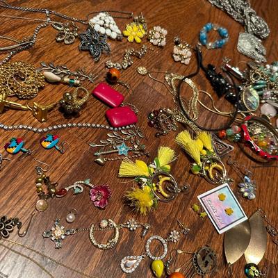 COSTUME JEWELRY LOT