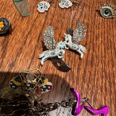 COSTUME JEWELRY LOT