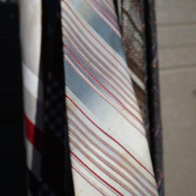 GROUPING OF VINTAGE MENS TIES SILK AND WOOLEN